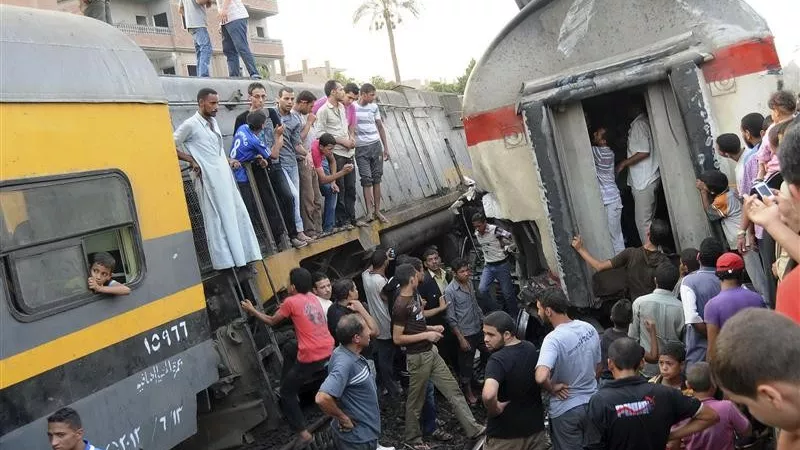 اصطدام قطار بسيارة نصف نقل بمزلقان أبو المعاطي بقليوب 