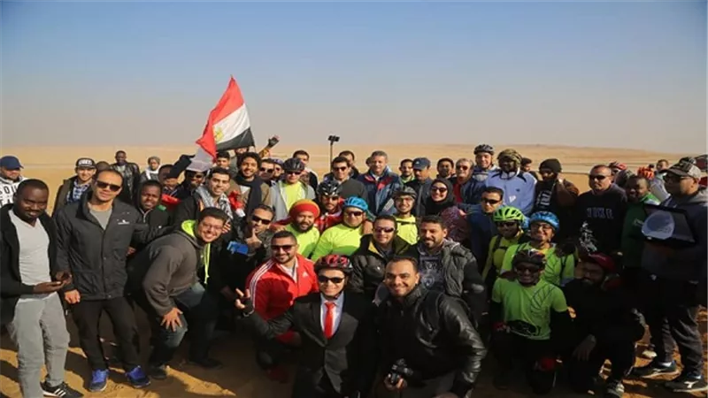 وزير الرياضة يقود ماراثون الدراجات للشباب العربي فى سفح الأهرامات