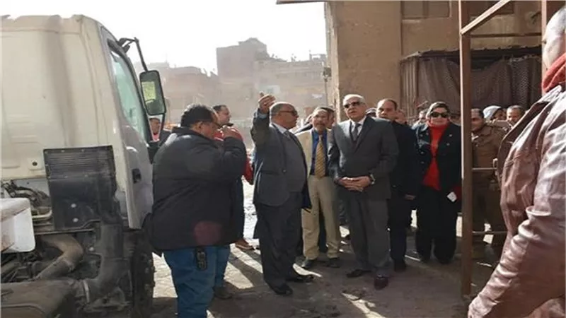 محافظ الجيزة داخل بدرومات عزيز عزت لمتابعة شفط مياه الصرف