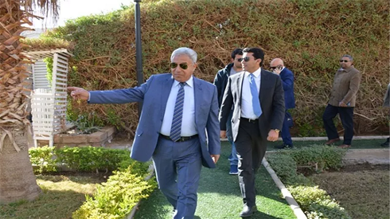 محافظ أسوان يستقبل وزير الشباب والرياضة بمطار أسوان الدولى