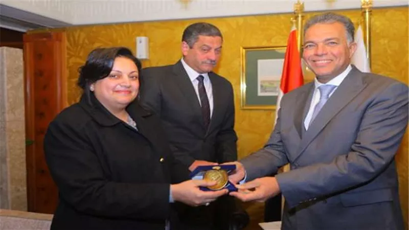 وزير النقل يكرم منقذى طفل تعرض لأزمة صحية خلال استقلاله قطار