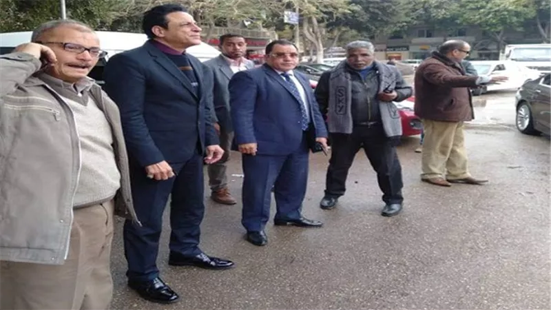 اصلاح كسر ماسورة مياة خط 300 ملي بميدان محطة مترو المعادي