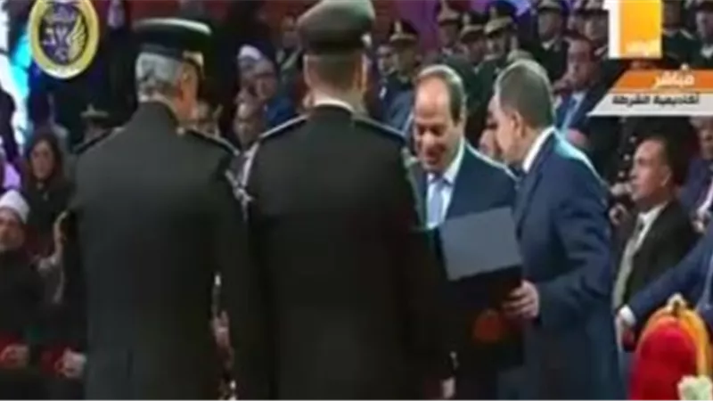 وزير الداخلية يقدم هدية تذكارية للرئيس السيسي فى احتفال عيد الشرطة