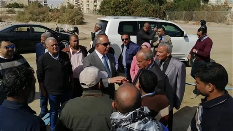 عبد الله يتفقد إمتداد طريق عمارات الإسكان الاجتماعي بالغردقة 