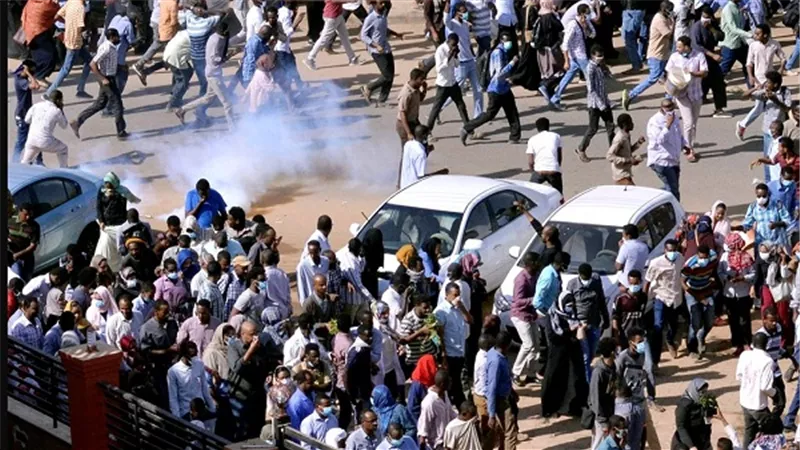 الشرطة السودانية تطلق الغاز المسيل للدموع على تجمع احتجاجي لمهندسين