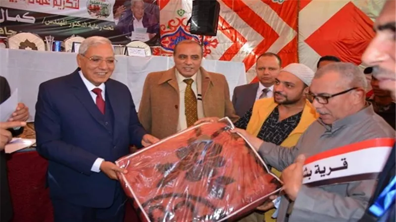 بالصور.. محافظ الدقهلية يكرم عمال النظافة بمركز ميت غمر