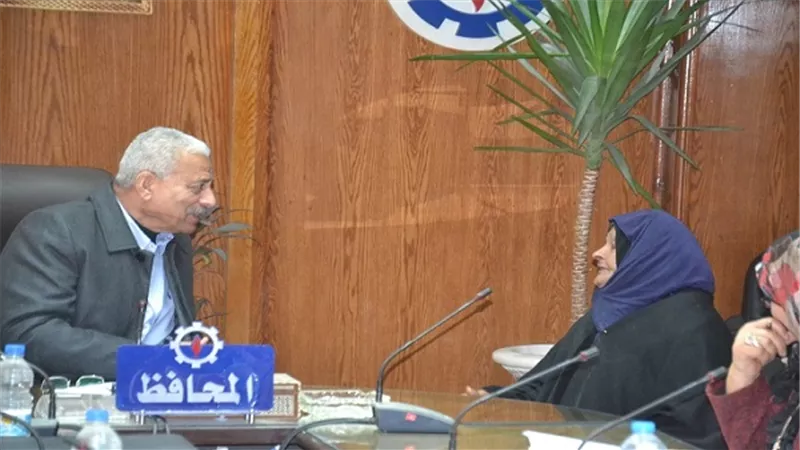 بالصور.. محافظ السويس يلتقى بـ 24 مواطنا للاستماع الى همومهم
