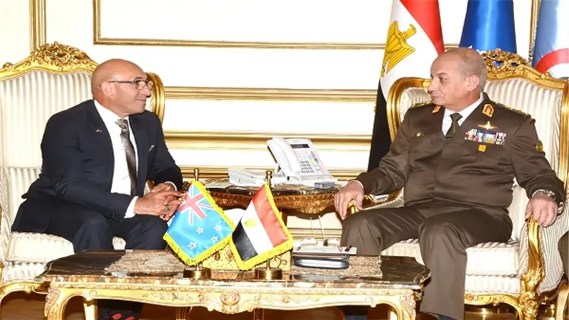 الفريق أول / محمد زكى يلتقى وزير الدفاع النيوزيلندى 