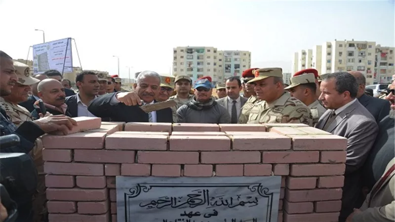 بالصور.. محافظ السويس وقائد الجيش يضعان حجر الأساس لاسكان الشباب
