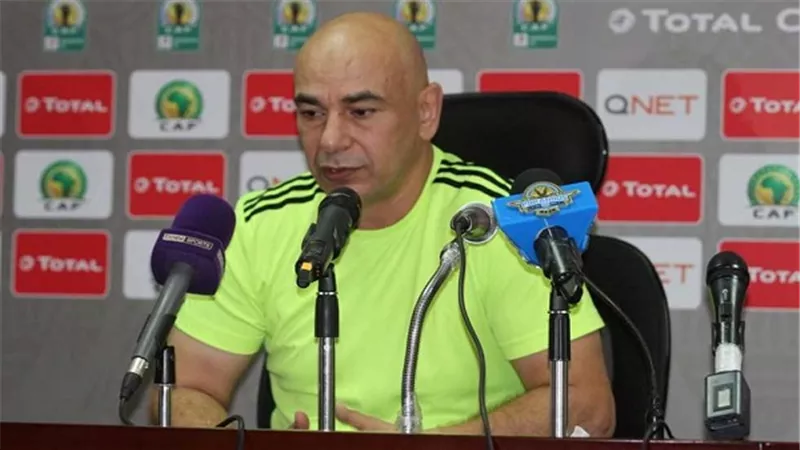 حسام حسن يكمل مباراة الزمالك وبيراميدز من المدرجات