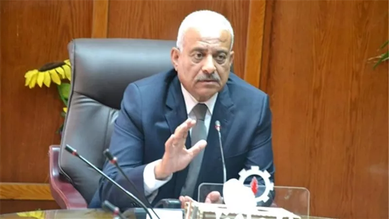  محافظ السويس يبحث أخر أعمال وتطوير طريق 