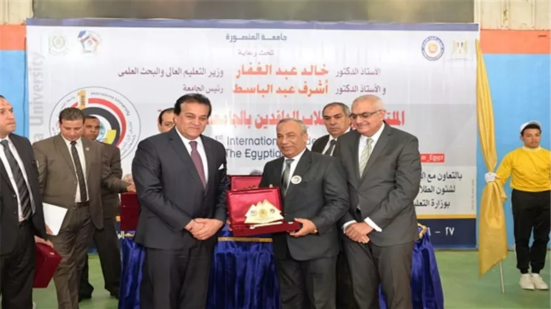 عبد الغفار يكرم السفراء والملحقين الثقافيين على هامش الملتقى الأول للطلاب الوافدين بالدقهلية