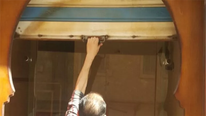 حملة لغلق وتشميع المحلات المخالفة بالمعادى