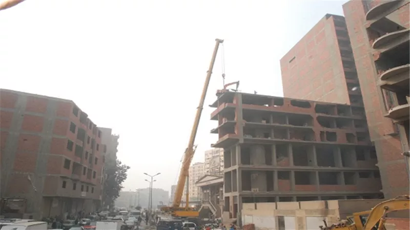 إزالة أدوار مخالفة بإحدى العمارات السكنية بشارع البحر بالمحلة