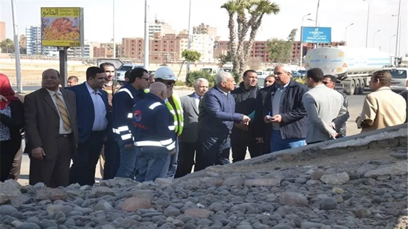 خلال  تفقده الشوارع محافظ السويس يطالب بطلاء عمارات منطقة الزراير