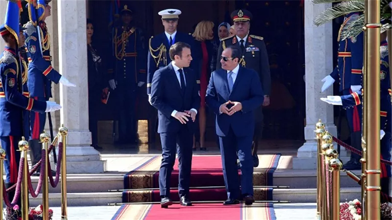 الرئيس السيسي يستقبل الرئيس الفرنسي ويجري معه مباحثات موسعة