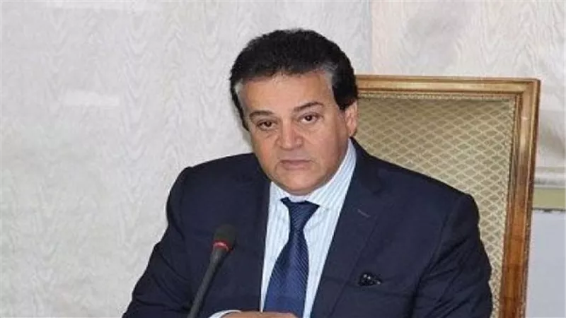 وزير التعليم العالى يستعرض تقريرًا حول فعاليات اليوم الثانى لمنتدى شباب الجامعات المصرية