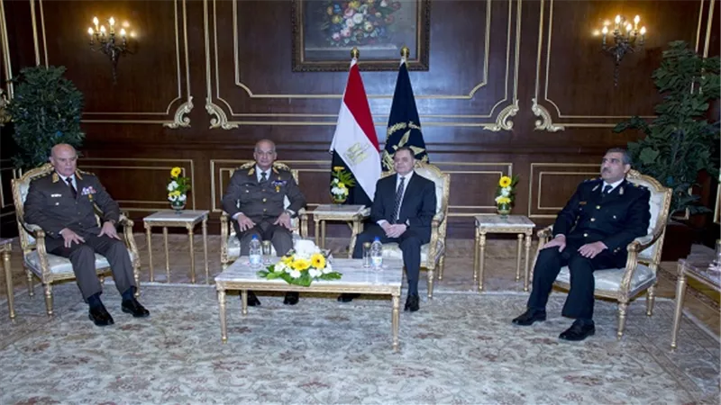 وزير الداخلية يستقبل وزيرا الدفاع والأركان لتقديم التهنئة بعيد الشرطة
