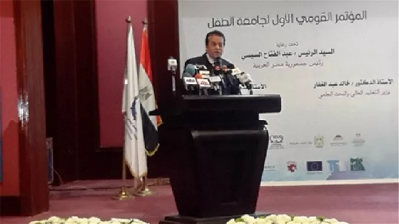 وزير التعليم العالى يتلقى تقريرا حول 