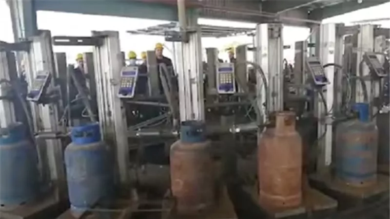 ضبط 44 أسطوانة بوتجاز مدعم و470 كيلو روائح وعطور مجهوله المصدر بالغربية
