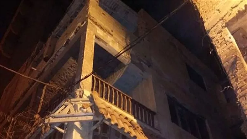 اخلاء عقـار مـن السكان بسبب انهيار جزء من السقف بالبساتين 
