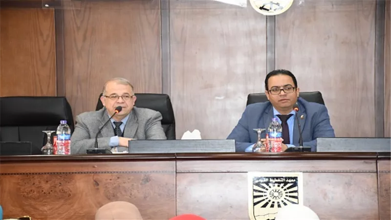 وزير التعليم العالى يستعرض تقريرًا حول ورشة موازنة البرامج والأداء للوزارة