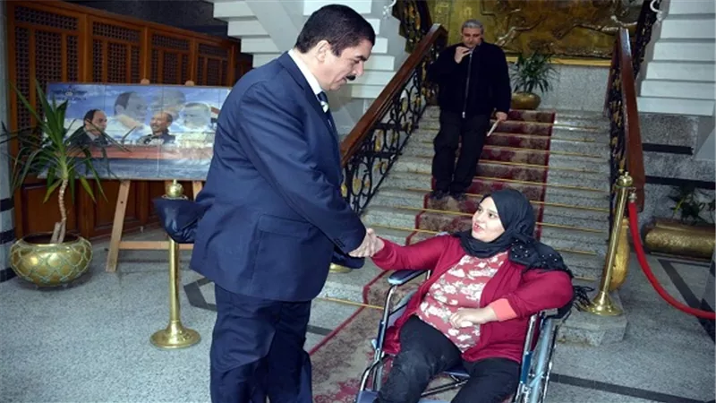 في لمسة انسانية.. مرزوق يحقق طلب نورا ويسلمها  كرسى متحرك 
