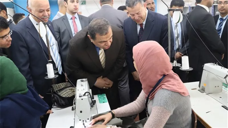 سعفان يطمئن على العاملين بشركة للملابس الجاهزة ببني سويف