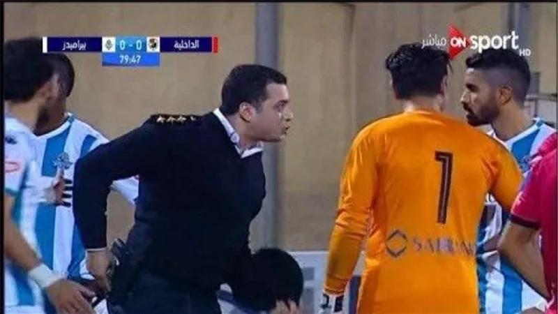 شاهد| أغرب مشهد في الدوري المصري