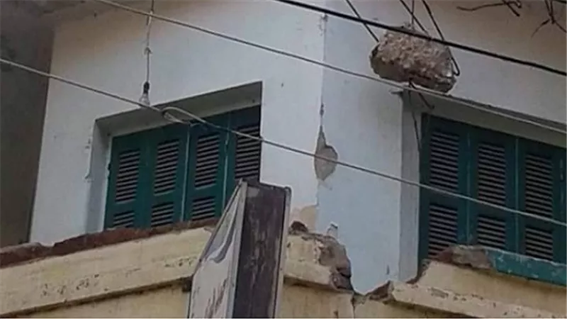 سقوط بلكونة منزل على عامل بكفر الزيات