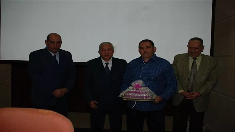  بالصور.. رئيس هيئة موانىء البحر الاحمر يكرم المحالين للمعاش