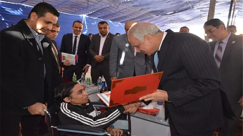 محافظ الجيزة يوزع جوائز على المشاركين ويشيد بنجاح المهرجان