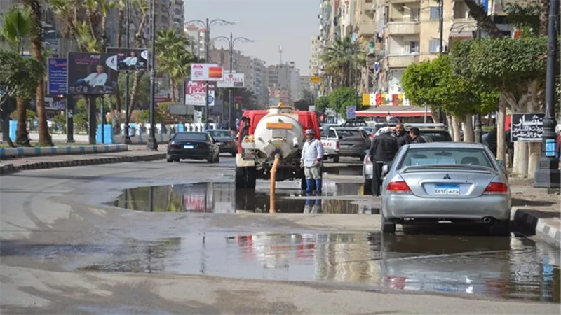 استكمال شفط مياه الامطار من شوارع وميادين السويس 
