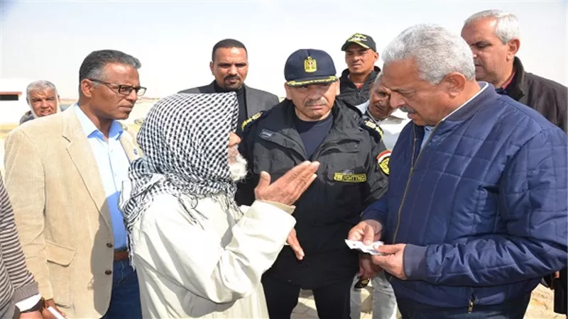بالصور.. محافظ السويس في جولة تفقدية بالجناين والكورنيش القديم