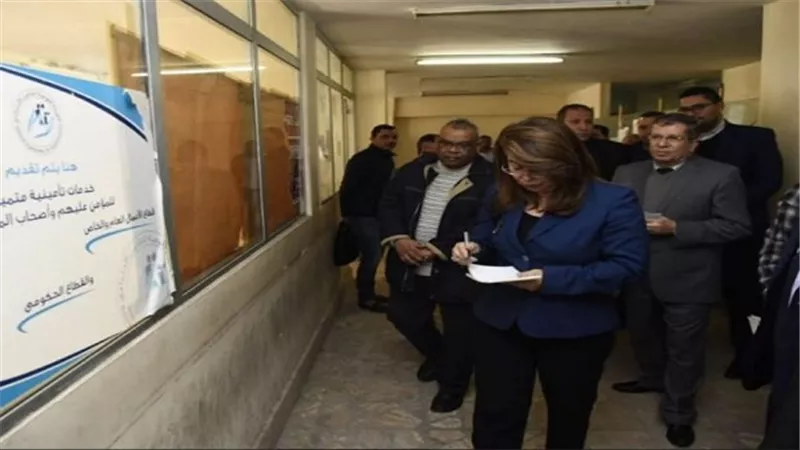 في زيارة مفاجأة.. غادة والي تزور مكتب تأمينات المقاولات المركزي وتوجه بحسن معاملة الجمهور