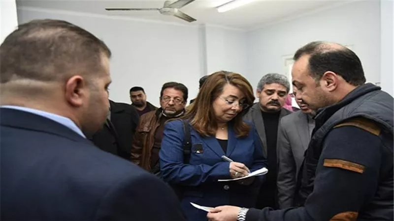 غادة والي تواصل زياراتها المفاجئة وتزور مكتب تأمينات المنشية