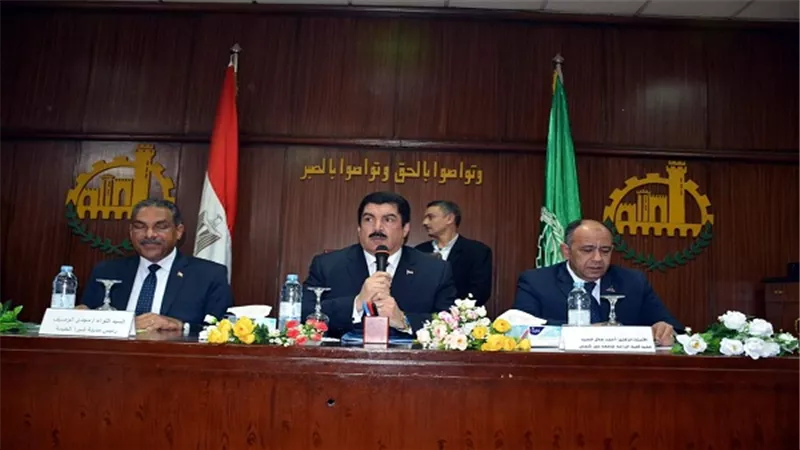 محافظ القليوبية وعميد زراعة عين شمس يكرمان  الحاصلين على دورة التصنيع الغذائي والألبان