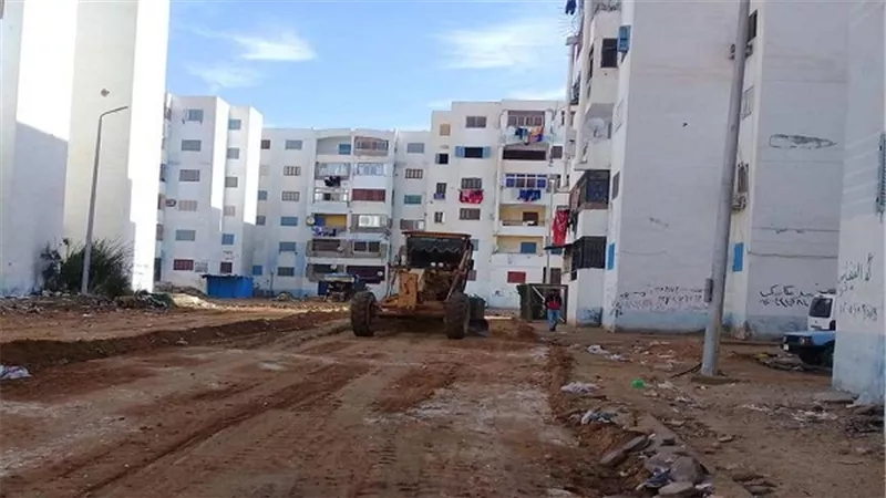 حى عتاقة يواصل تغطية غرف تفتيش الصرف الصحي
