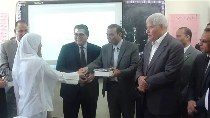 السكرتيرالعام يشهد تسليم جهاز التابلت لطلاب الصف الأول الثانوي بمدرسة الزهور الثانوية