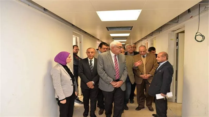 رئيس جامعة المنصورة يتفقد التجهيزات النهائية  لوحدة زراعة النخاع بمركز الأورام