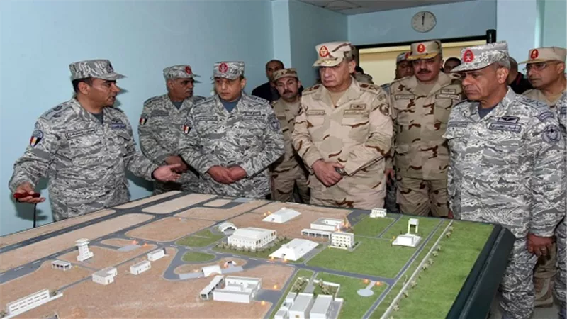 الفريق أول محمد زكى يتفقد الأنشطة التعليمية بالكلية الجوية