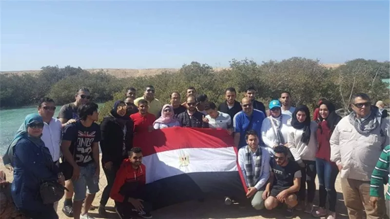 شباب الإتحاد العربي للشباب والبيئة يشاركون في مكافحة الأكياس البلاستيك بمحمية رأس محمد بجنوب سيناء