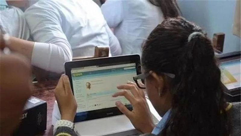 بدأ توزيع أجهزة التابلت على طلاب مدارس الغربية