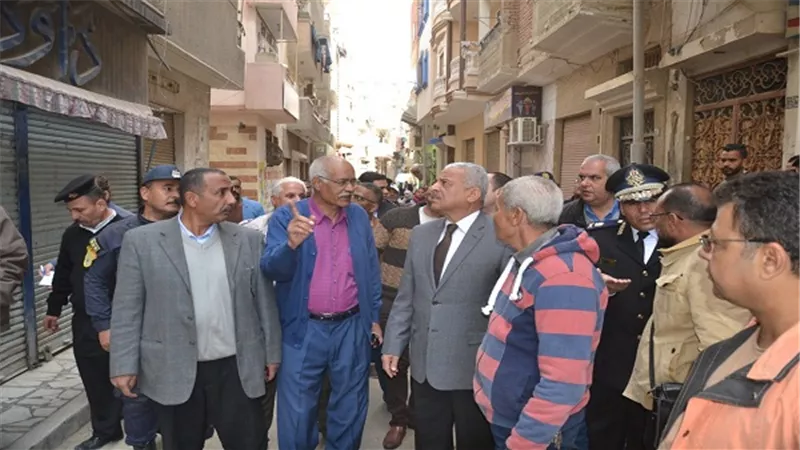 بالصور.. محافظ السويس يكلف مسؤول الاسكان سرعة نقل متعلقات سكان العقار الآيل للسقوط