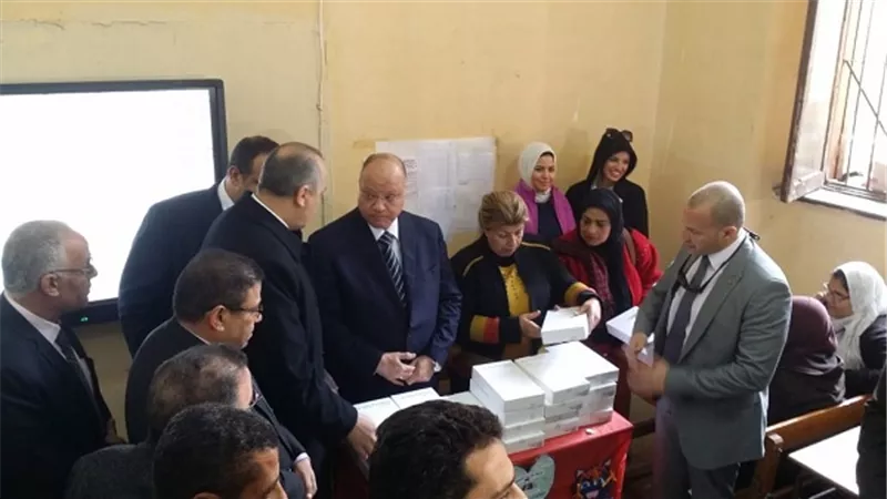  محافظ القاهرة يشهد حفل تسليم التابلت لطالبات مدرسة السنية الثانوية للبنات 