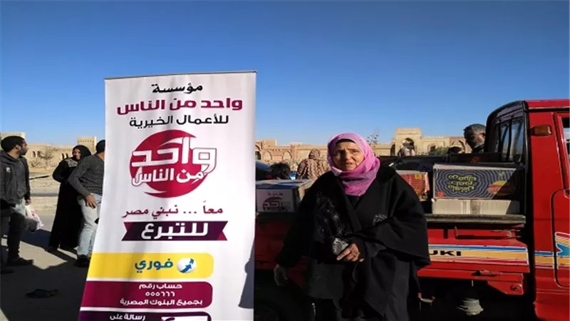 عمرو الليثى يحقق حلم سيدة ويهديها مشروع بقالة