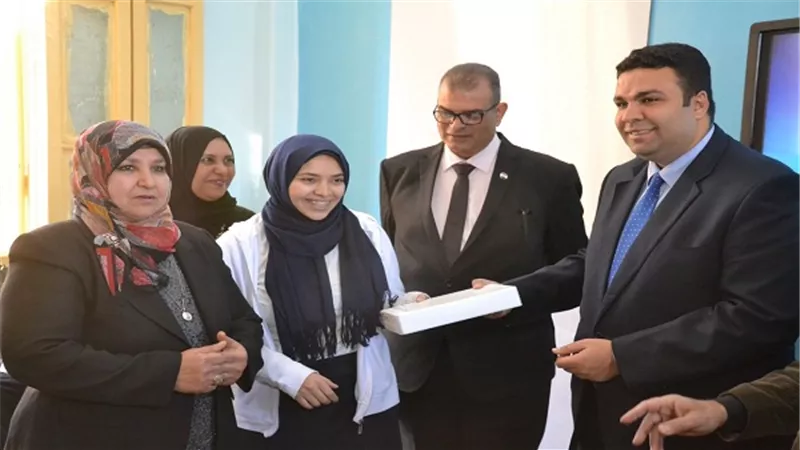 بالصور.. نائب محافظ السويس يوزع التابلت على طلاب الثانوى  
