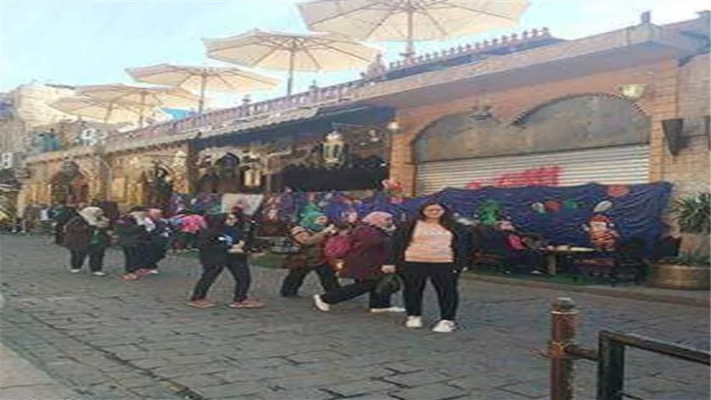طلبة إدارة النزهة التعليمية في شارع المعز لتفعيل مبادرة القاهرة جميلة