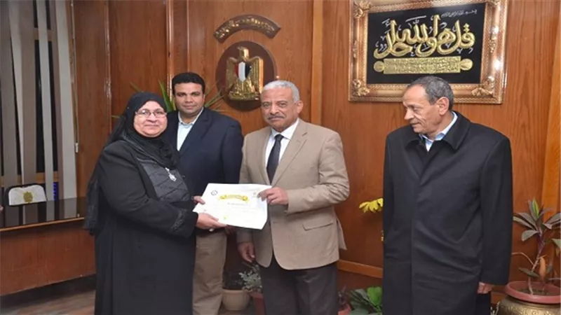 بالصور.. محافظ السويس يكرم العاملين بالديوان العام لبلوغ السن القانونية