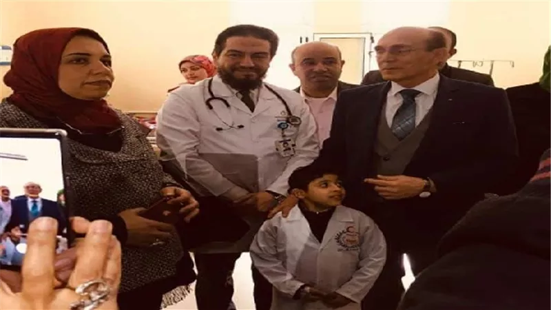 الفنان محمد صبحي في زيارة مستشفي الاطفال الجامعي بالمنصورة